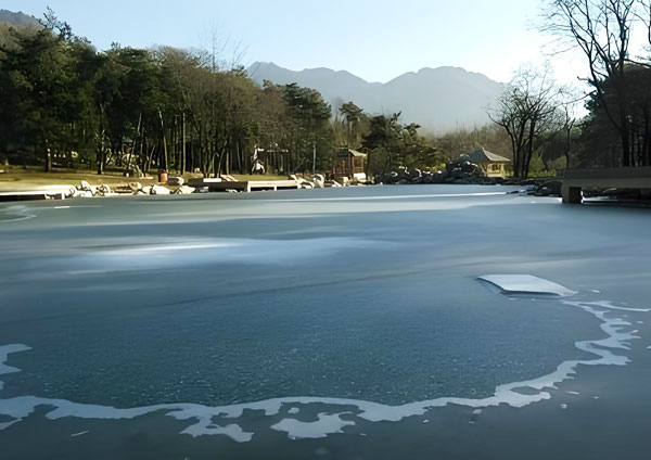 冬季人工湖水结冰