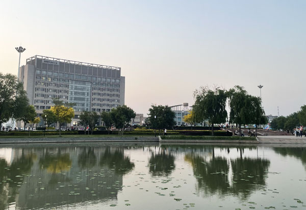 公园内湖起泡沫有腥臭味怎么处理效果好？